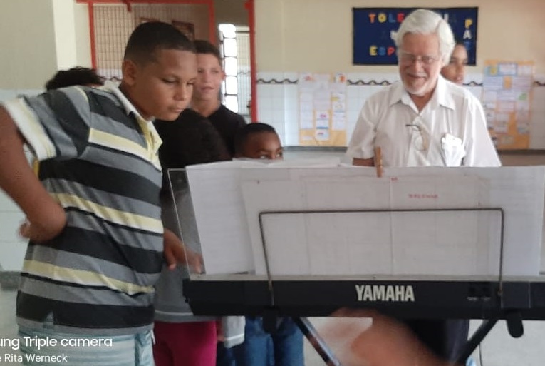 com alunos da E.M. Rui Capdevile